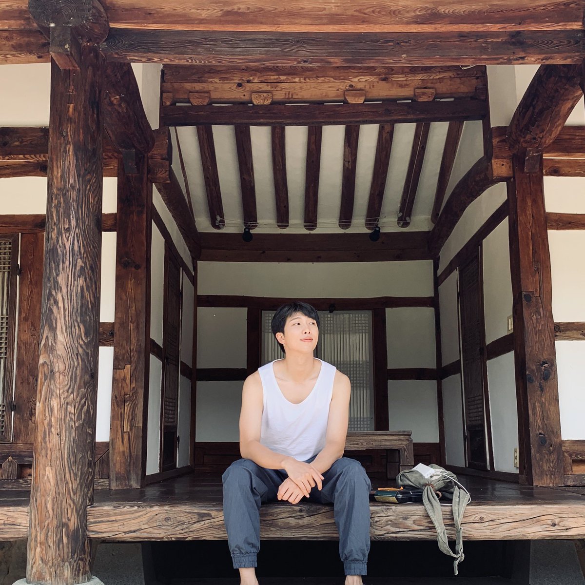 bts队长rm通过sns公开近照悠闲自在的韩屋之旅