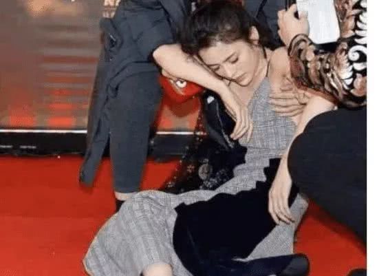 那个在红毯上装晕倒,连打关晓彤10个耳光的"小杨幂",如今混成这样