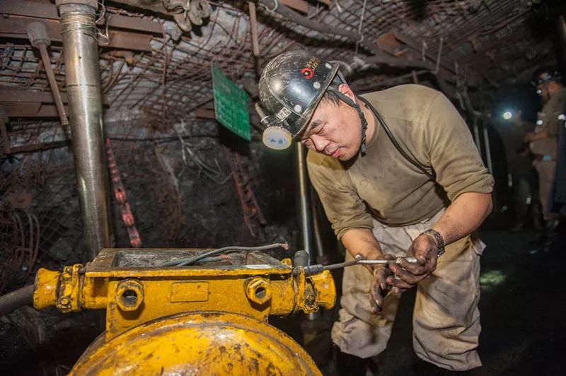 掘进区党员刘利书以实现安全生产为己任,带领班组职工奋战在生产一线