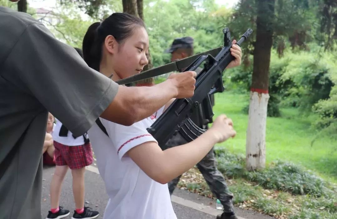 单手持枪,双手持枪,单手擎枪,持枪卧倒,起立……一遍又一遍地练习,流