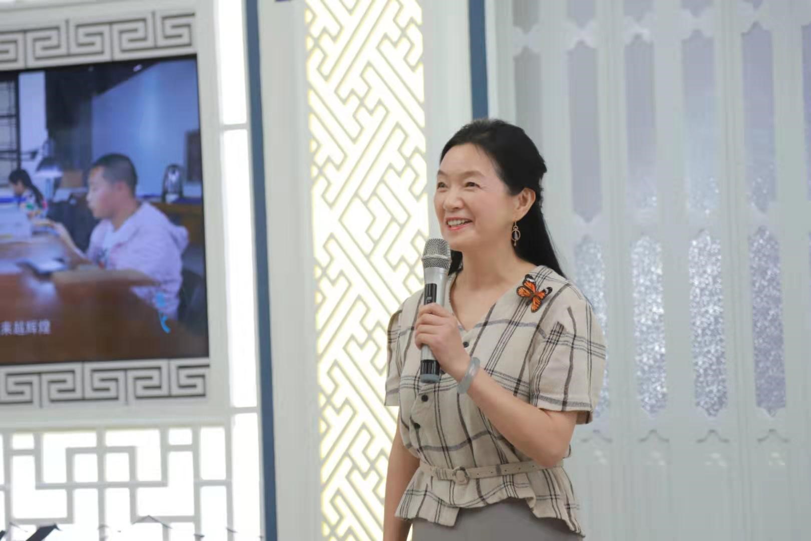 中国工艺美术大师姚建萍老师发言核雕大师许忠英老师与国际友人合影本