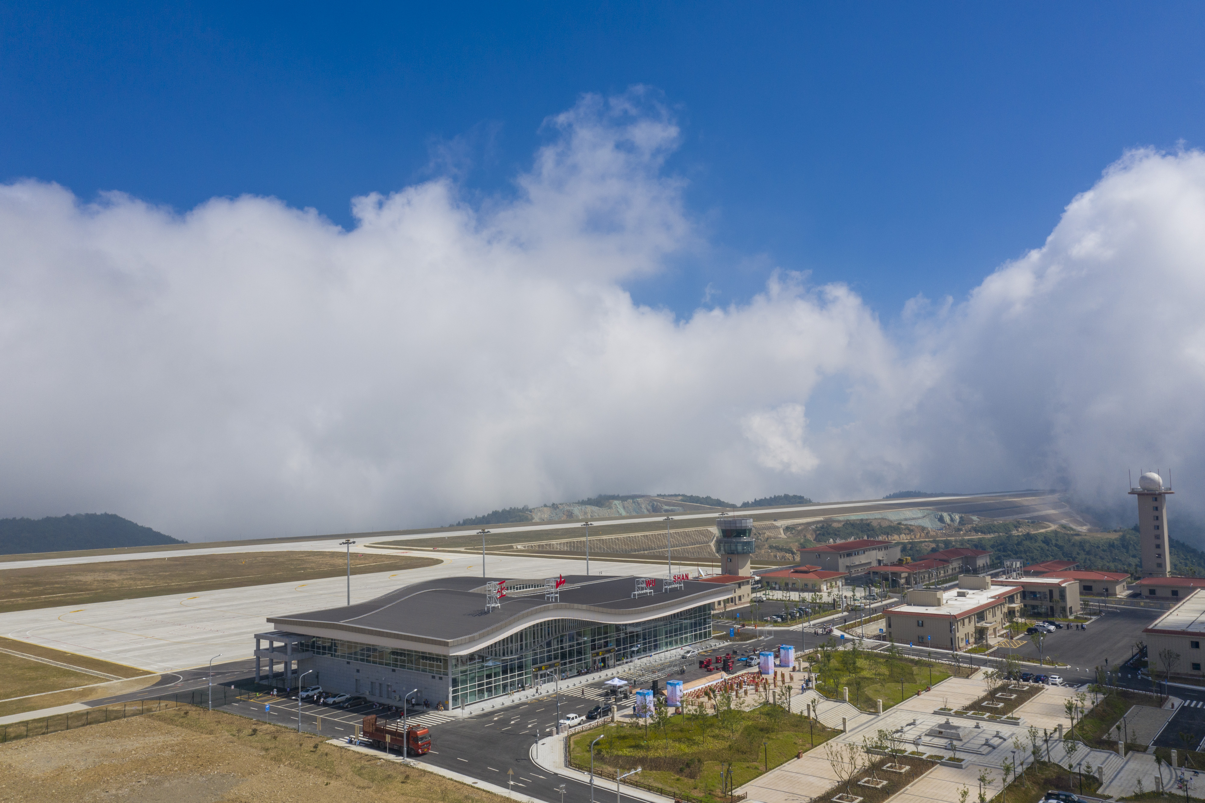 长江三峡云端机场正式通航