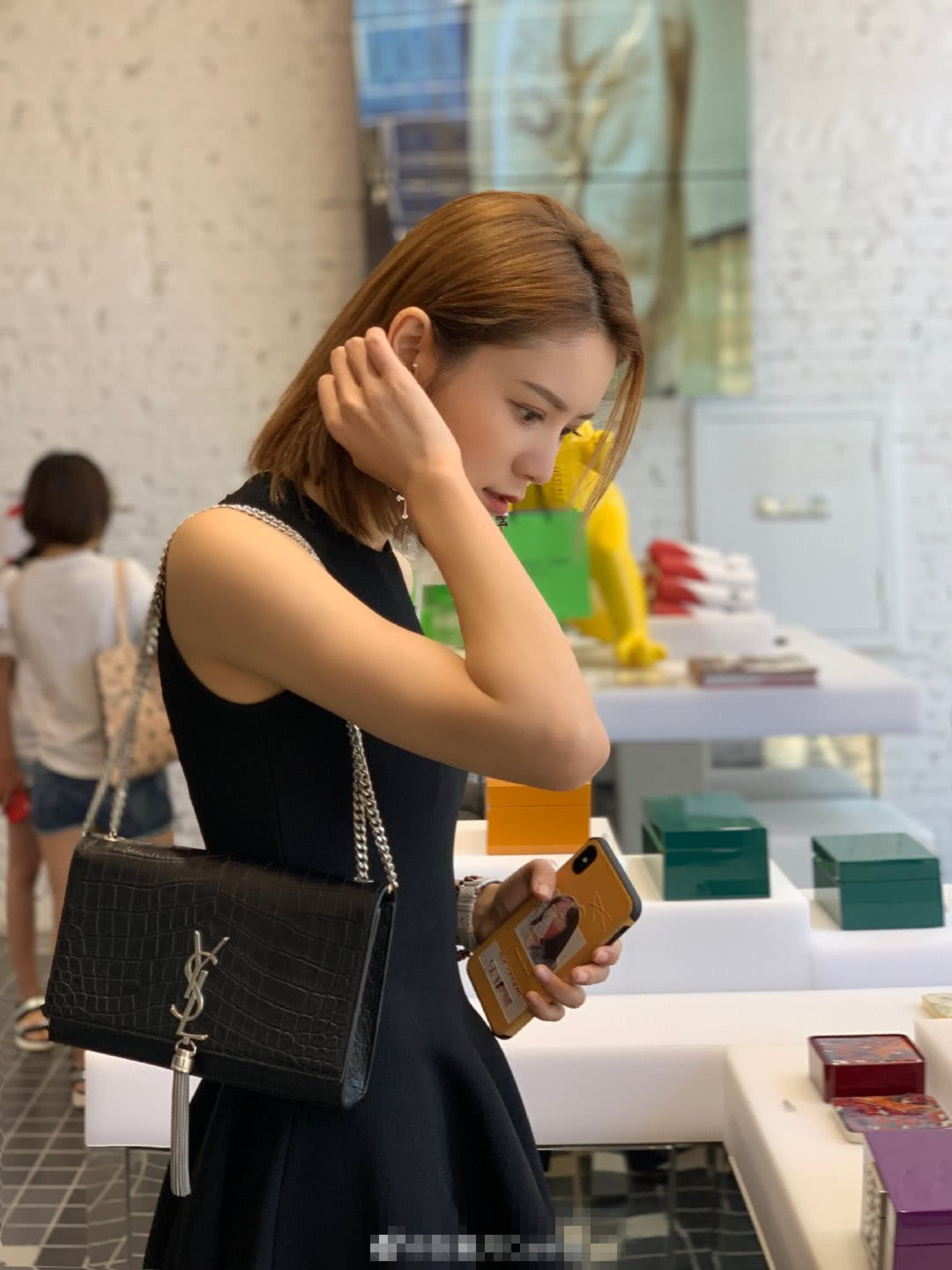 张馨月晒林峯视角美照大放闪紧身短裙纤细身材尽显漫画腿抢镜