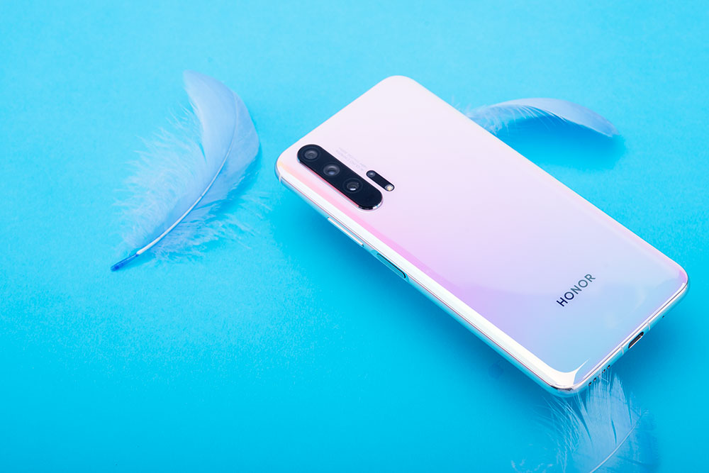 荣耀20 pro冰岛幻影的配色和华为p30pro的天空之境有类似之处,采用