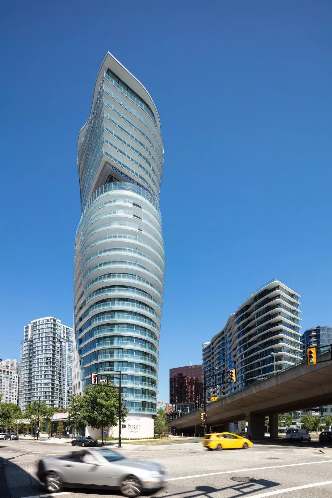 温哥华将出现一个悬空在20层楼高的玻璃底游泳池敢挑战不