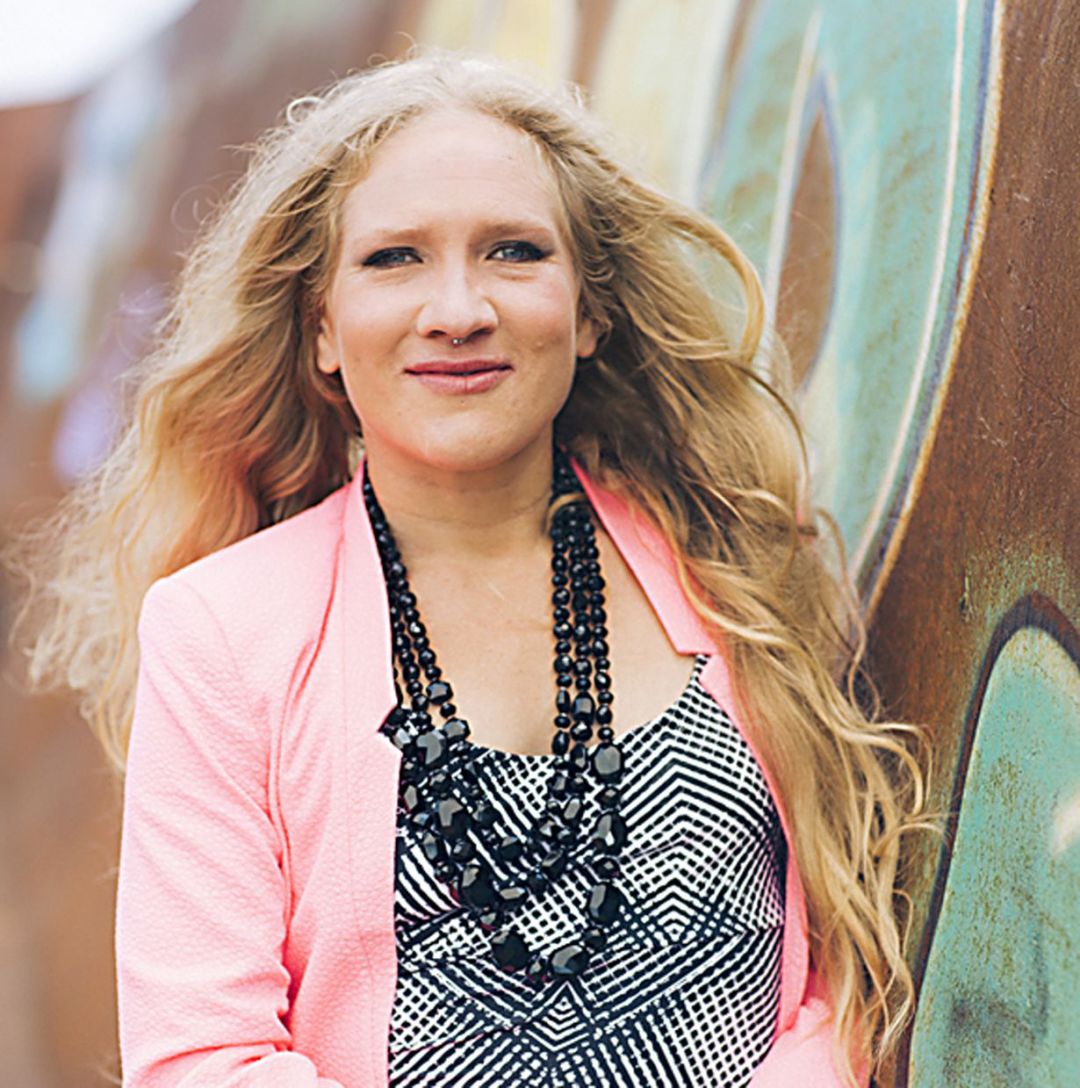 玛莉是芬兰著名歌手,歌曲作者,演员;她也是芬兰著名乐队kwan的主唱;她