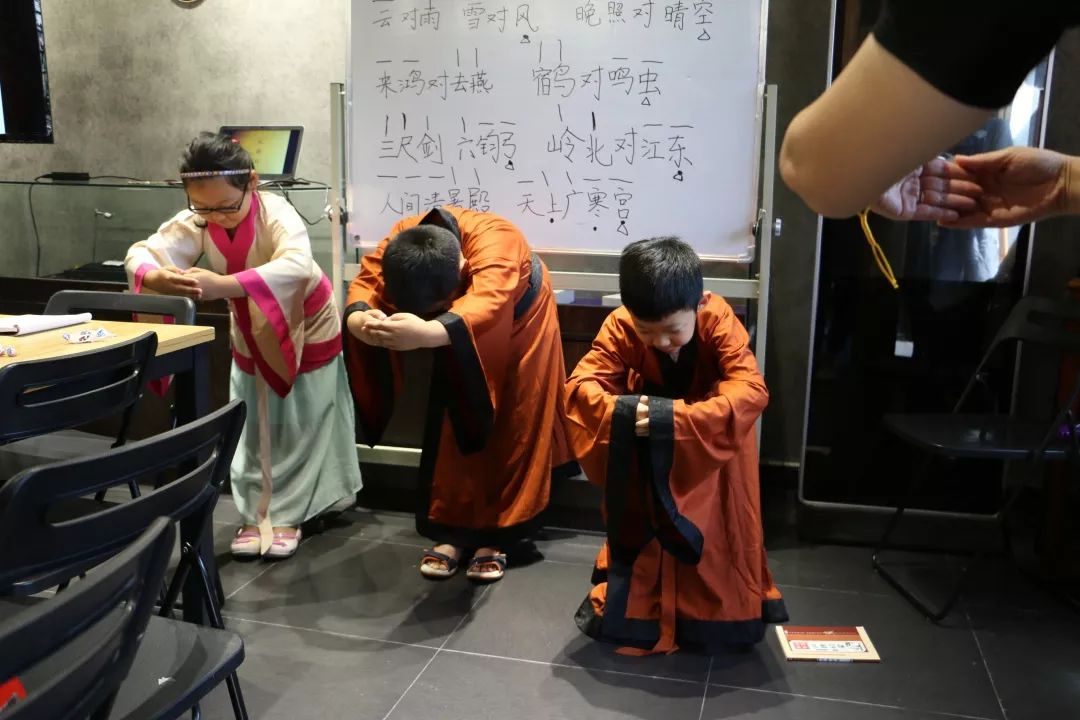 各种汉服手势礼仪图片,万福礼正确动作图片,穿汉服的手势动作_大山谷图库