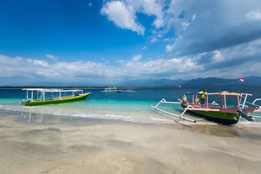 隔龍目海峽面對即是巴厘島,東隔阿拉斯(alas)海峽面松巴哇(sumbawa)島