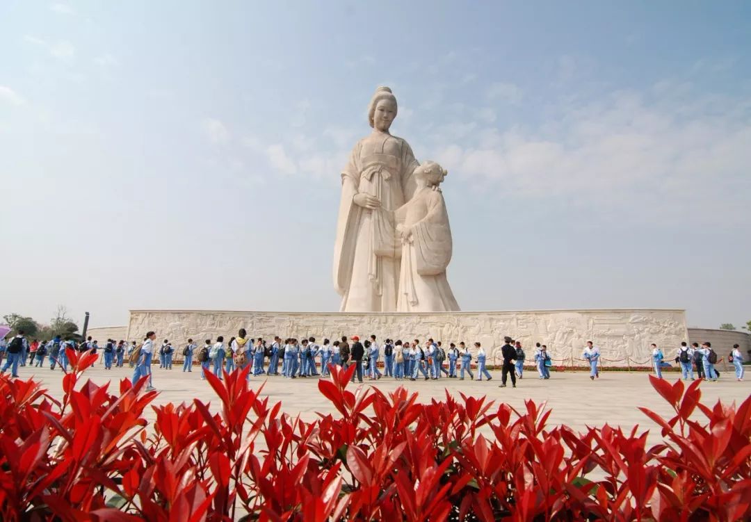 白发飘拂的母亲站在故乡的山梁上,向我扬一扬手……站在高耸的雕像下