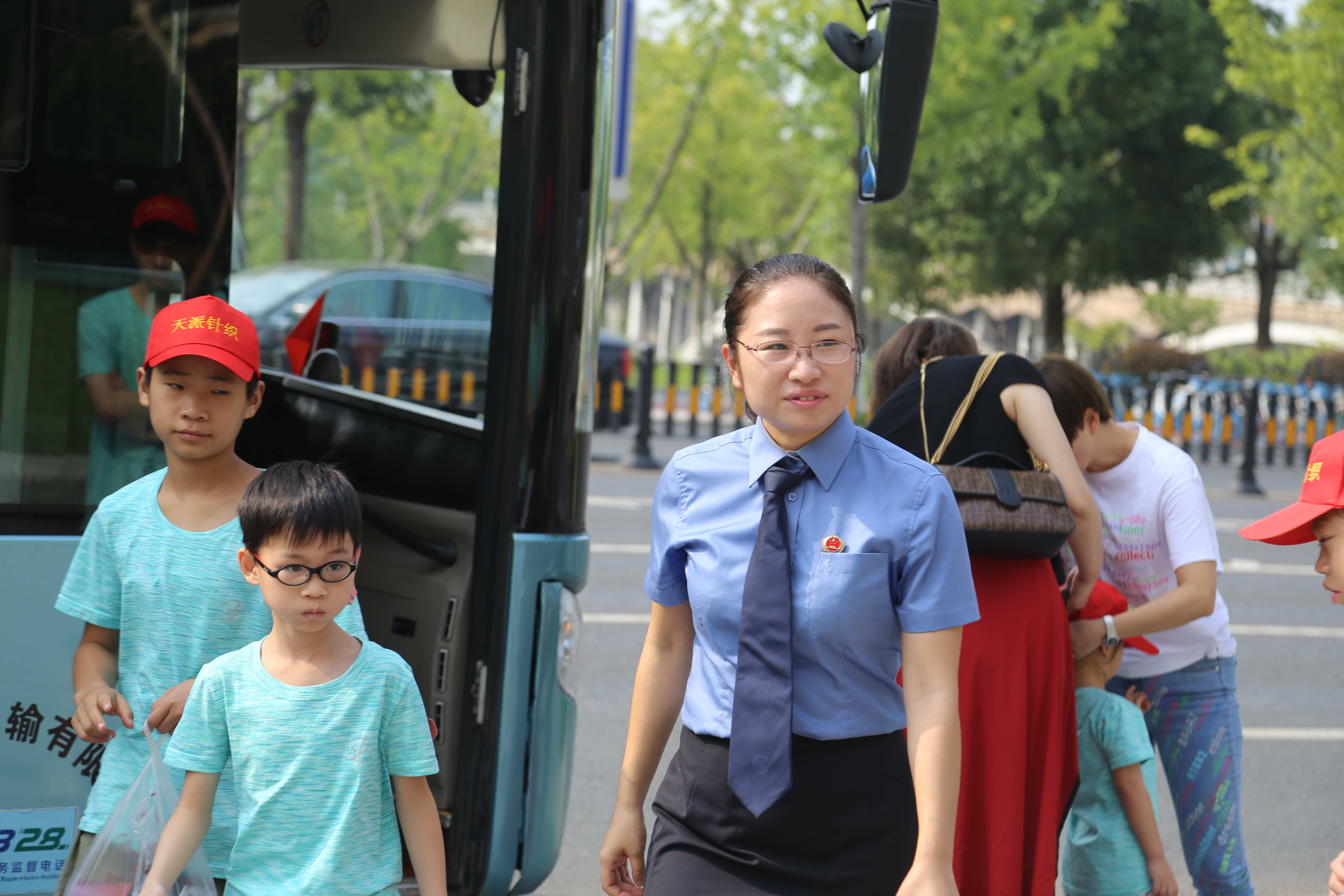 穿上法官袍检察官服参加模拟法庭天派针织小候鸟参加义乌法治夏令营