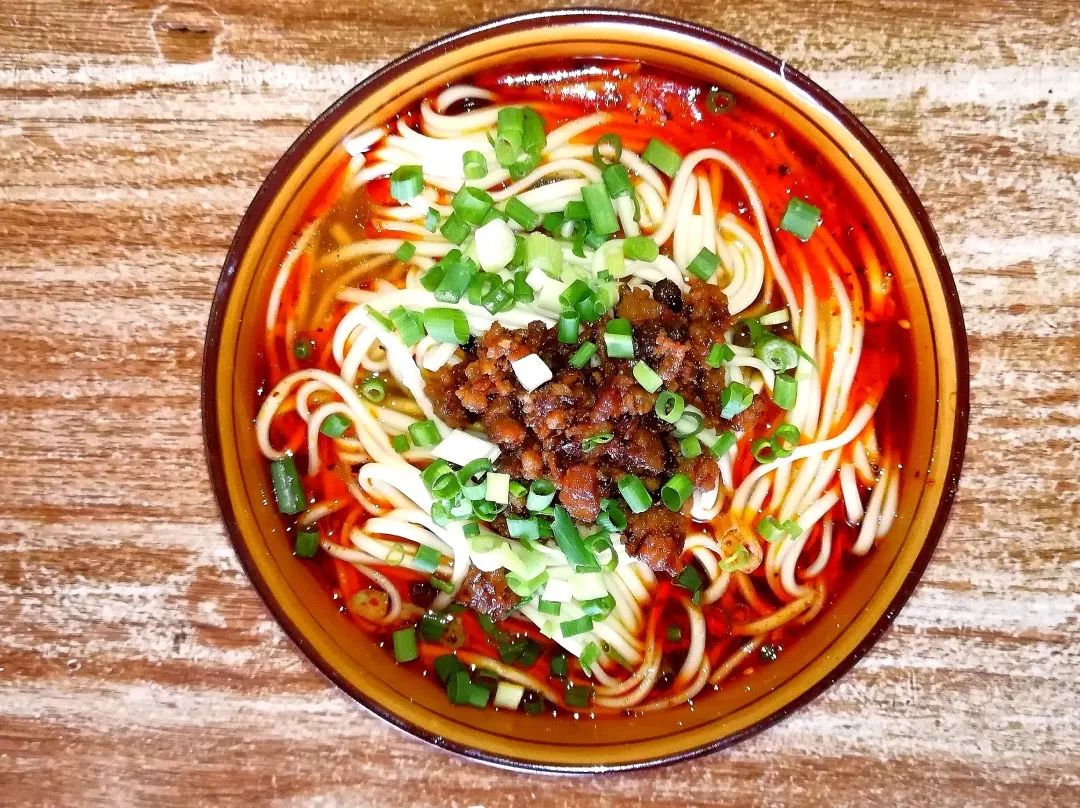 麻辣红汤杂酱面十分受欢迎,面条三分钟左右出锅,再配上独家秘制臊子