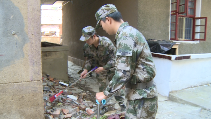 市人武部组织民兵参与城市环境卫生整治