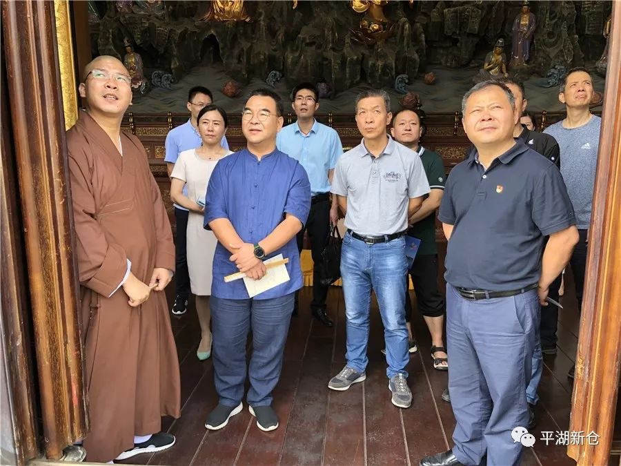 调研组一行在法华禅寺监院常林法师的陪同下,实地察看了大雄宝殿,天王