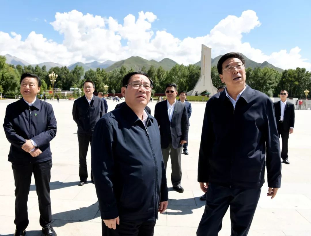 西藏自治区领导丁业现,白玛旺堆,刘江,张延清分别陪同.