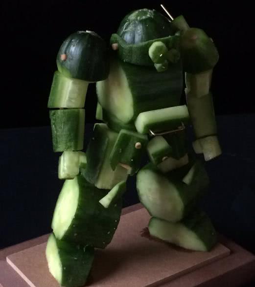 日本网友用黄瓜做了个裂空座想起之前用黄瓜做机器人的