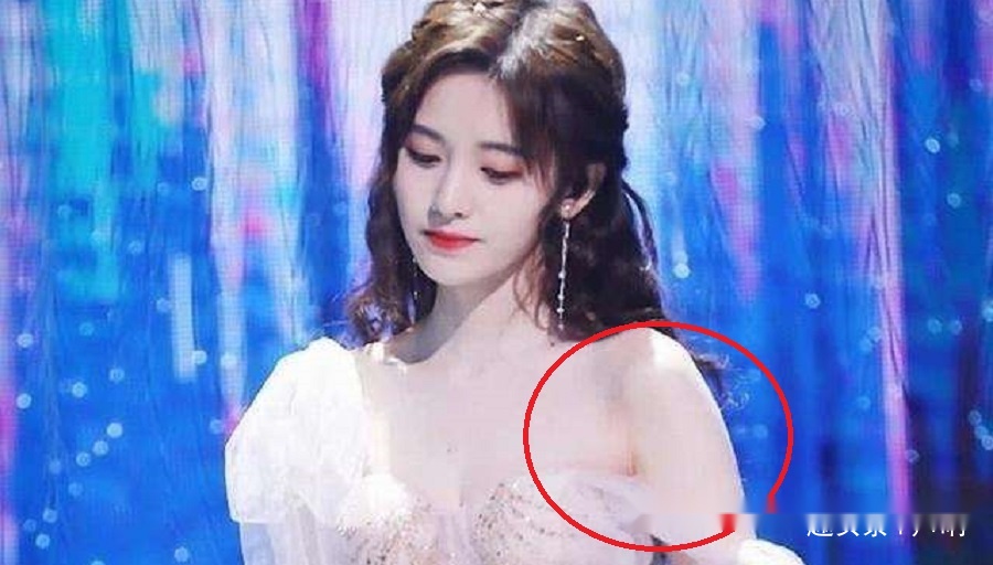 现场直播女主持肩带滑落露出上半身正全网追查恶搞者