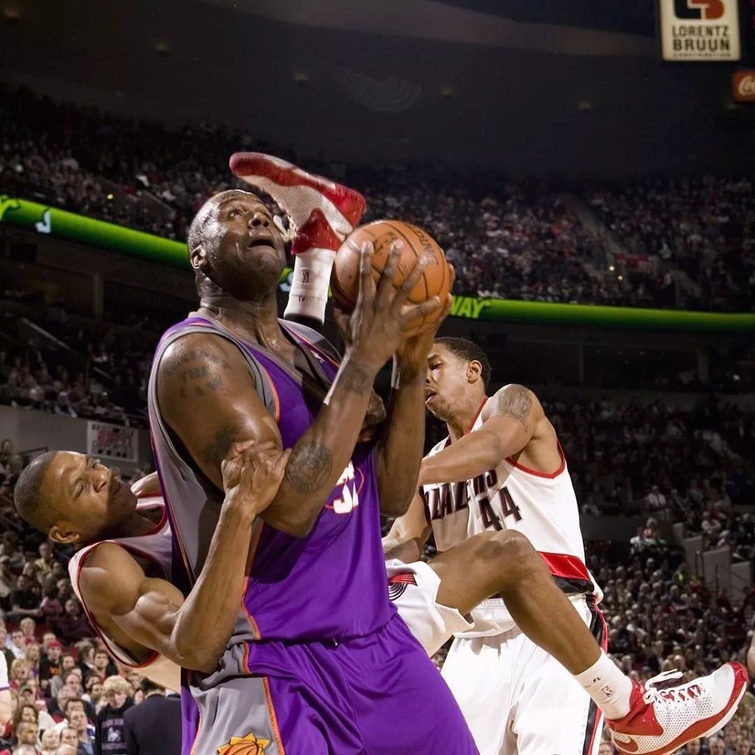 你没看错,这才是防守奥尼尔的正确姿势!