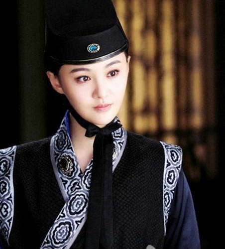 郑爽《五鼠闹东京》中首度饰演侠女,以硬朗飒爽的男装扮相,帅气造型