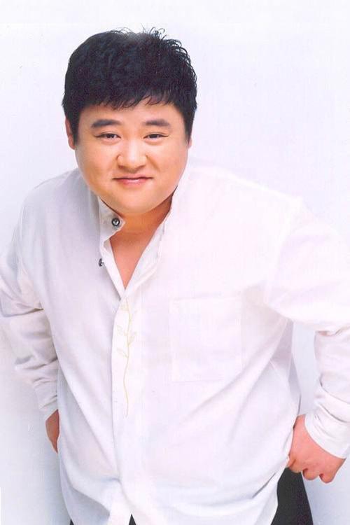 金学峰出名了,参加各地演出,《老乡》这首歌成为必点曲目,自己都唱的