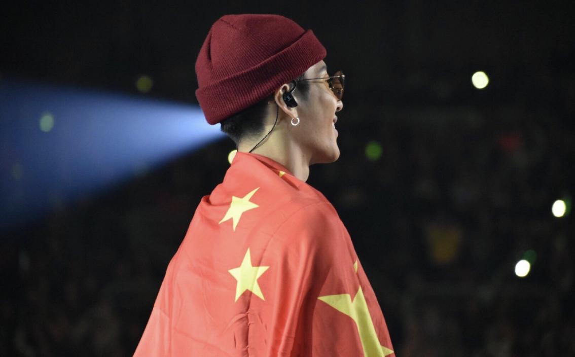 王嘉尔演出身披国旗我觉得国产手机也能这么做