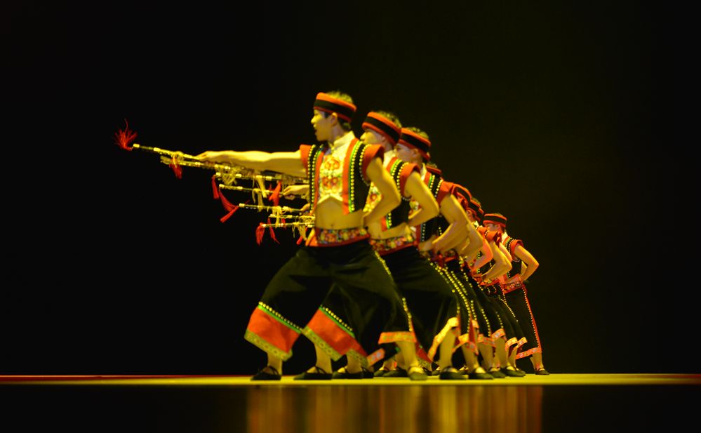 文,潘辛表演:武汉音乐学院 白帆等作品以土家族"滚龙连厢"为语言素材