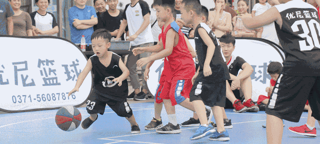 9元起体验专业级少儿篮球课,还送定制徽章和篮球!让孩子动起来!_训练