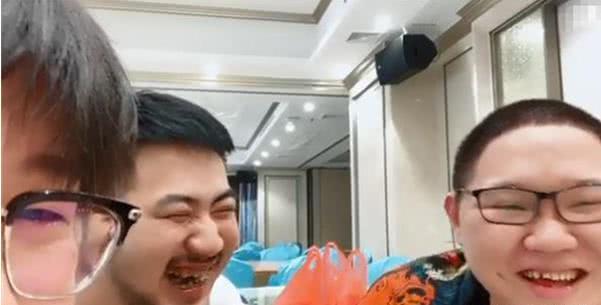 茄子串门pdd家pdd想玩csgo龙狙却被某个男人借走