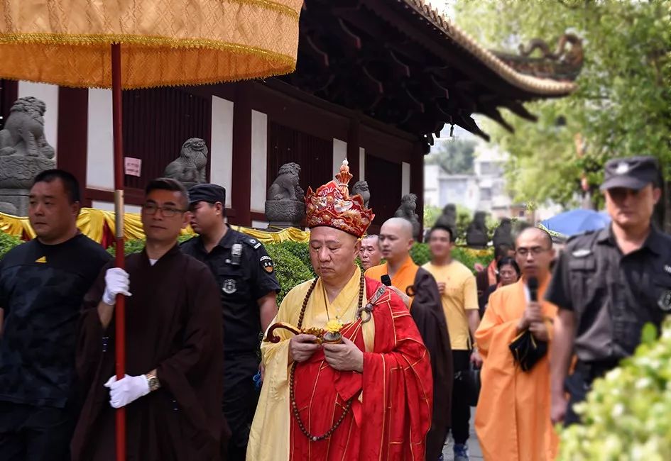 按住圖片左右滑動送聖義工及信眾▼慈航普度船前灑淨送聖▼送聖功德