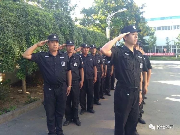 带领各公司保安员从稍息,立正,跨立,敬礼,前后左右转基本动作训练,每