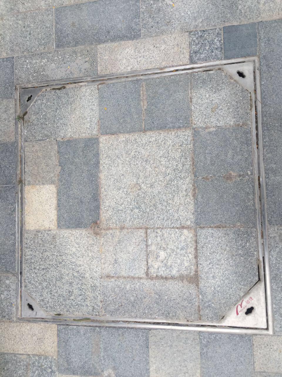 而许多地方都已经更换了一款不锈钢隐形井盖,与地面"融为一体",不论是