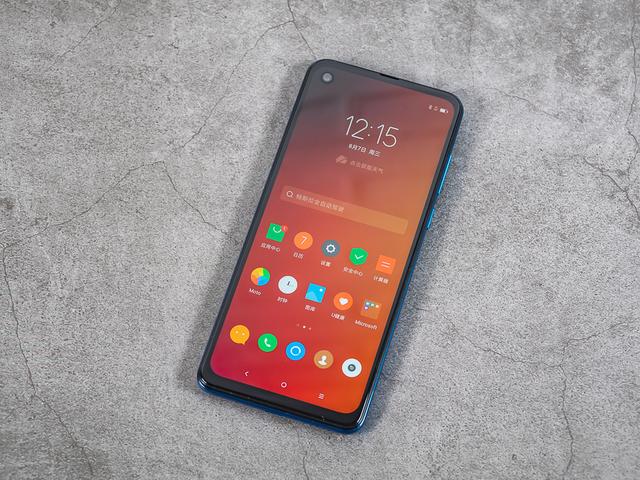 motorola p50正面是一块21:9超宽屏,拥有2520×1080分辨率,并支持95%