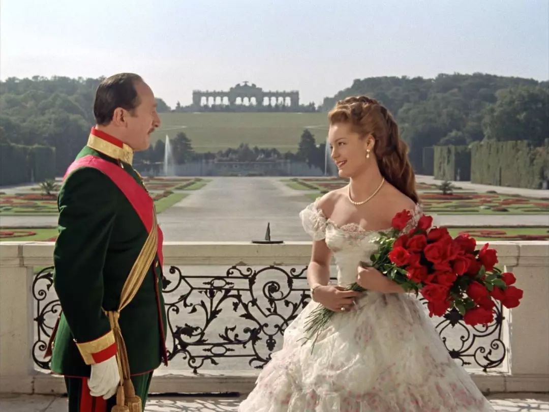 电影《茜茜公主》剧照美泉宫的这座迷宫花园十分巨大,通过下图我们