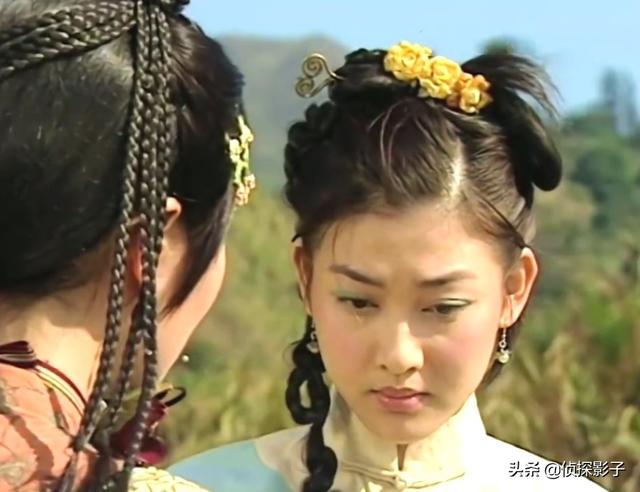 云海玉弓缘中的谷之华毛绒造型稚气未脱头戴白花楚楚动人