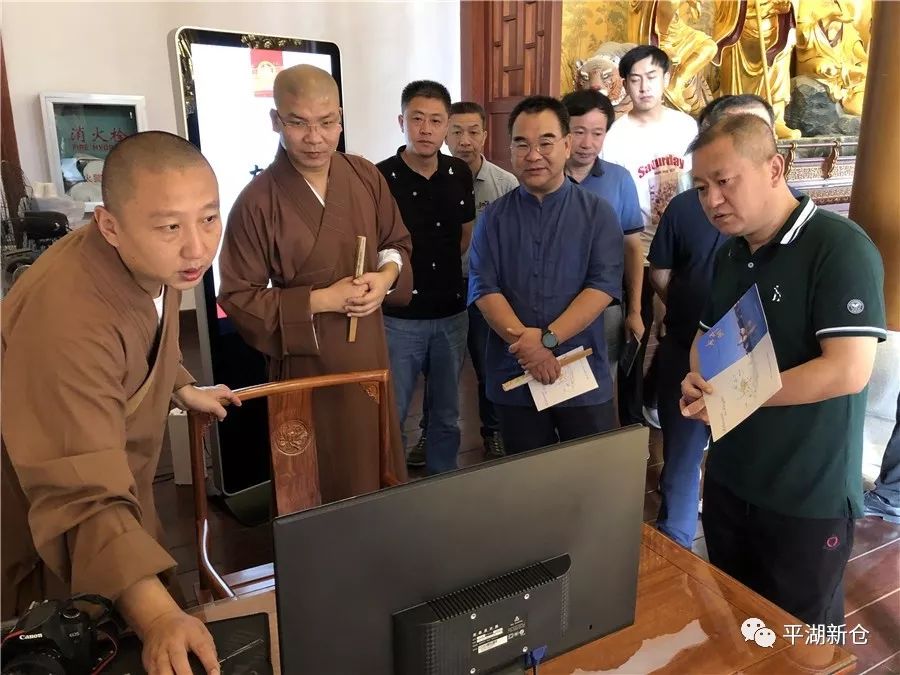 调研组一行在法华禅寺监院常林法师的陪同下,实地察看了大雄宝殿,天王