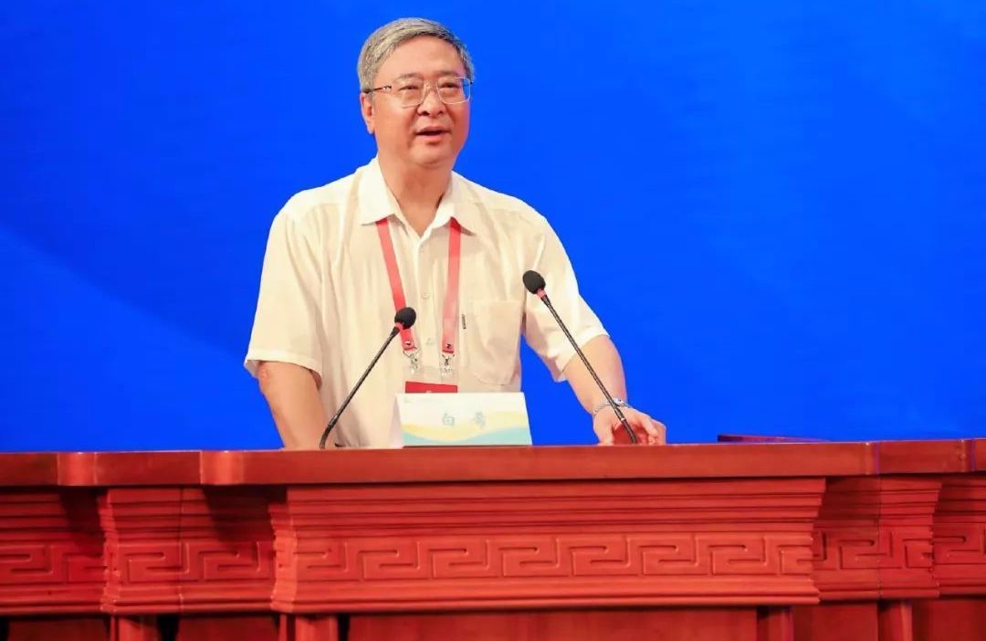 30年 ,左腿高位截肢 ,被重庆市抗癌康复会授予抗癌"特级英雄"的王荣