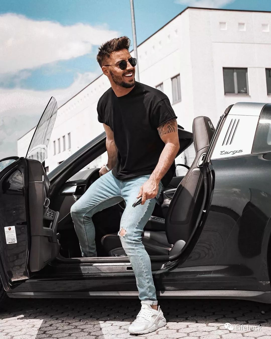 跟其他只会出现在车展上的模特不同,giuse的社交账号上拥有近50万的