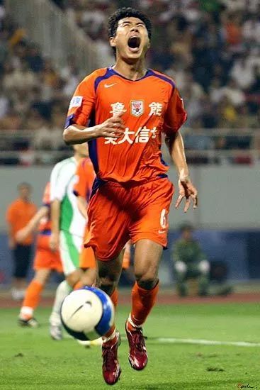 开场三分钟,韩鹏就接到郑智的任意球头球破网,这位当时还很年轻的山东