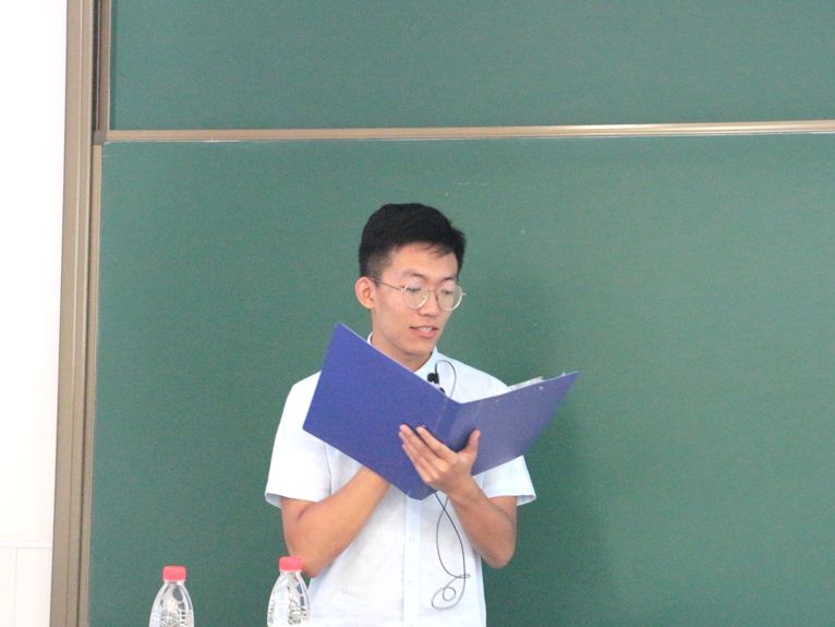 崔世博代表高年级学生发言土木93班邵俊淇代表新生发言