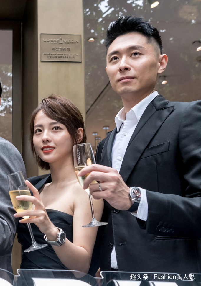 张嘉倪携丈夫现身一袭小黑裙精致优雅188cm买超穿西装太帅了