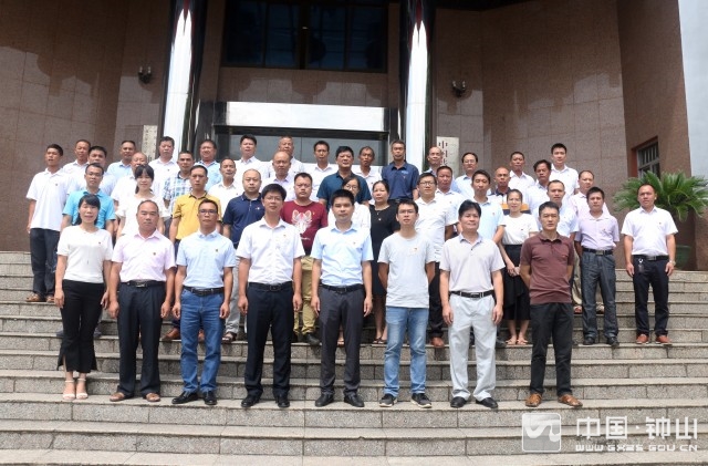 我县首批行政村社区职业化党组织书记正式就职