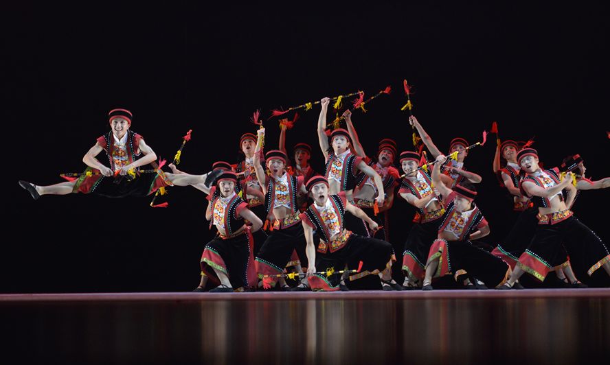 文,潘辛表演:武汉音乐学院 白帆等作品以土家族"滚龙连厢"为语言素材