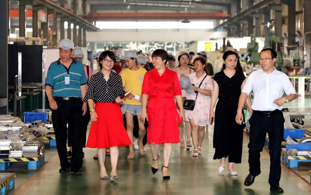 ↗楚天科技副总裁周婧颖(左)以及相关部门负责人,陪