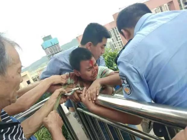 孩童遇险成铁青年紧急关头伸出援手