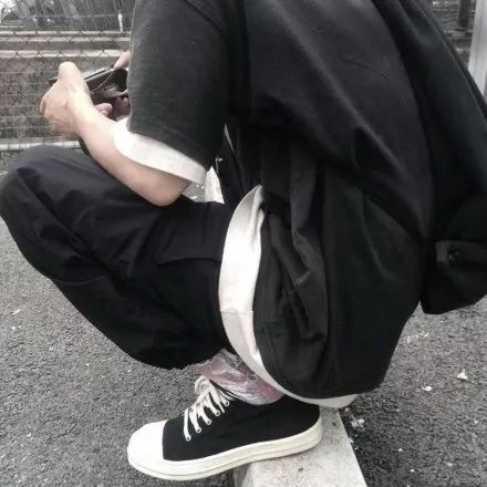 男生半身头像