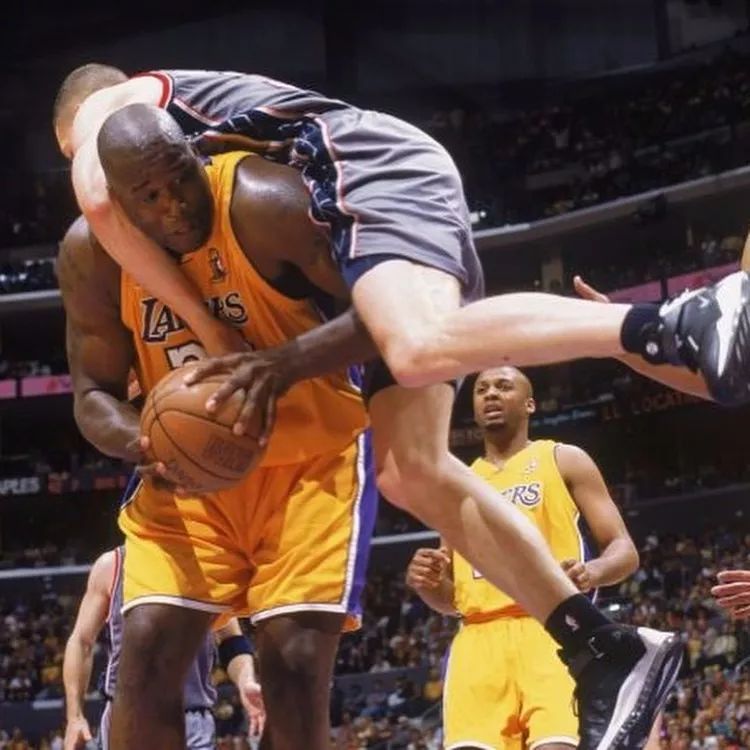 你没看错,这才是防守奥尼尔的正确姿势!