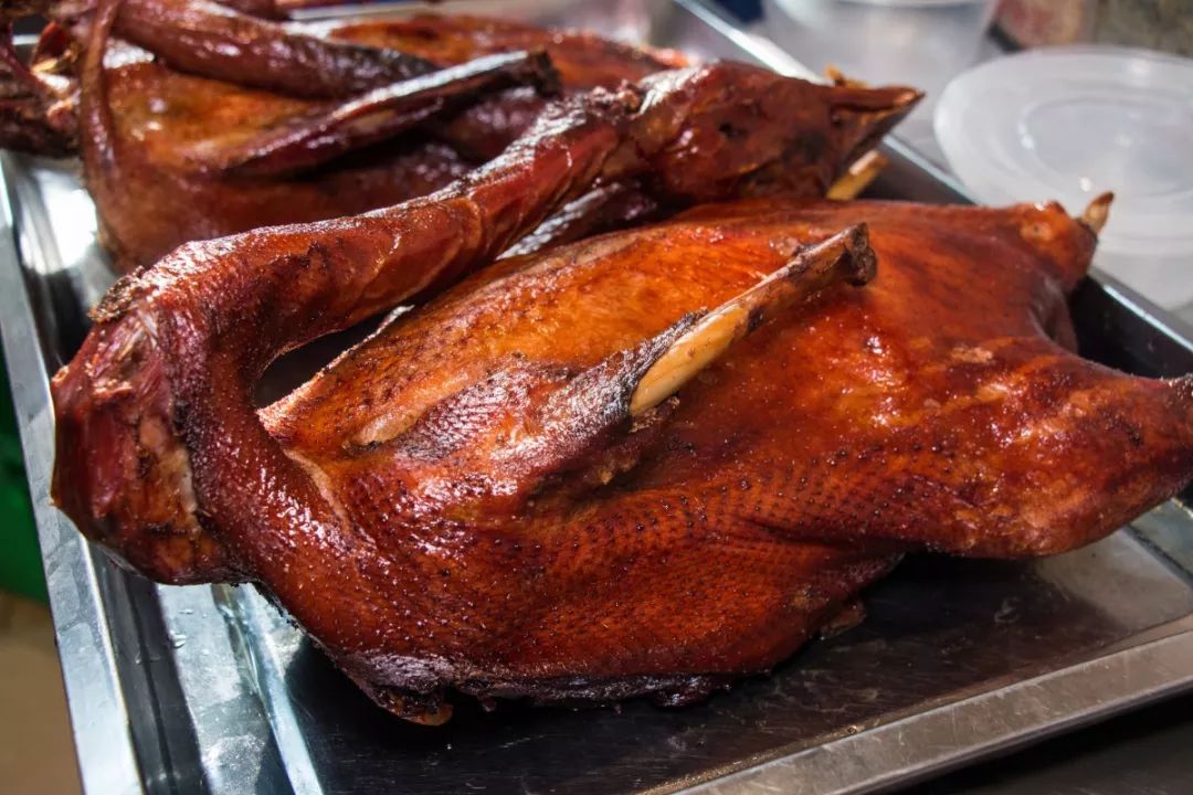 卤鹅是他家的另一大头牌散养的大鹅肉质细嫩化渣,清香不腻老卤水 自制