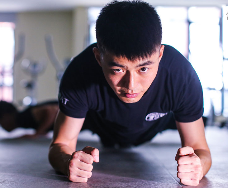 重庆最帅协警变身健身教练身材好到没话说