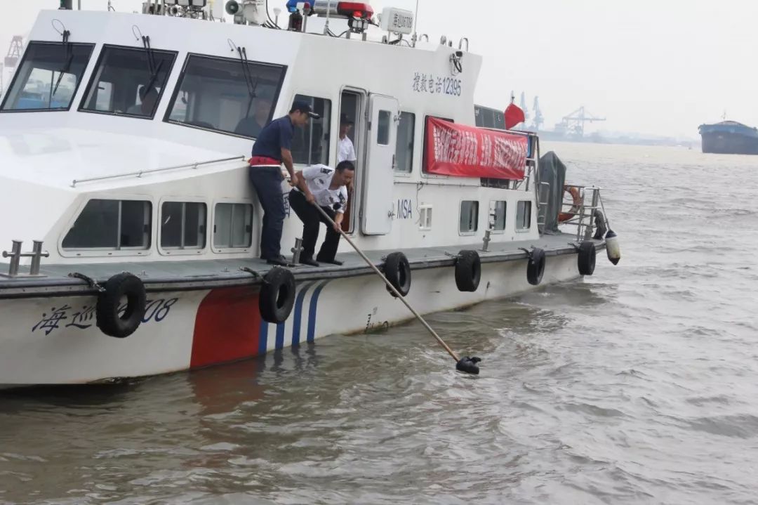 江阴海事局查处首起内河锚泊船舶向长江倾倒垃圾的违法行为