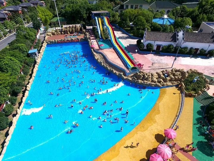 南马水上乐园有水世界和大型游乐场两部分.