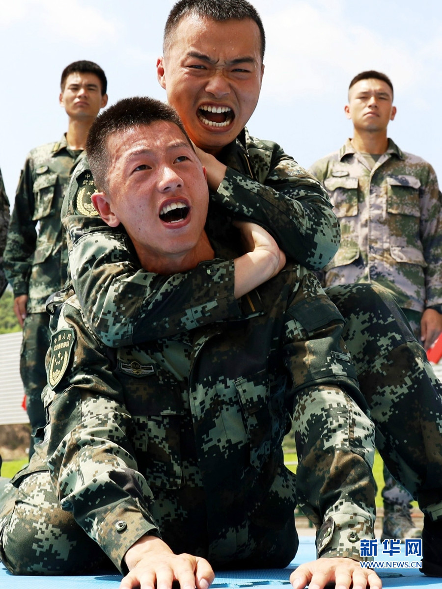 从校园入警营高温淬火酷暑练兵